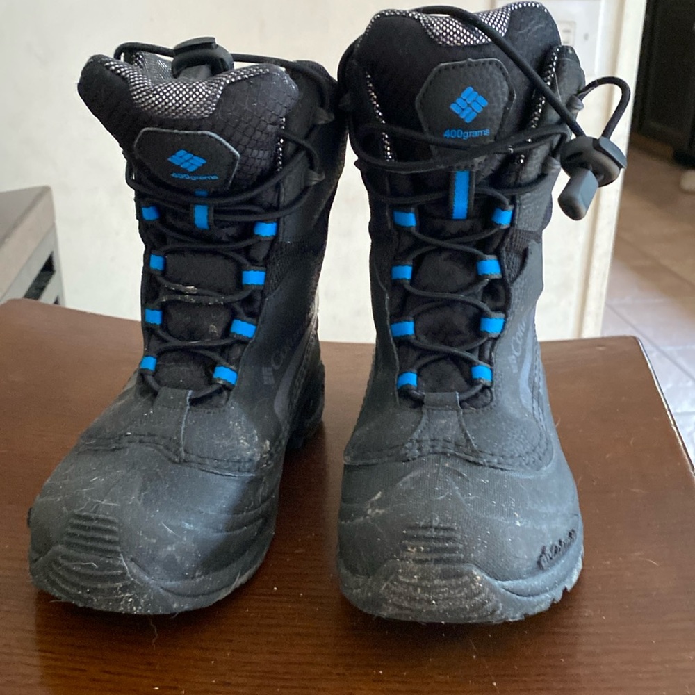 Boys Columbia Bugaboot II , size 3. Black and blue highlights.